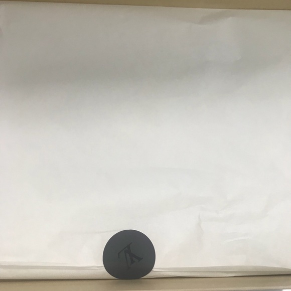 Louis Vuitton Box with Wrapping paper and sticker. - Picture 4 of 4